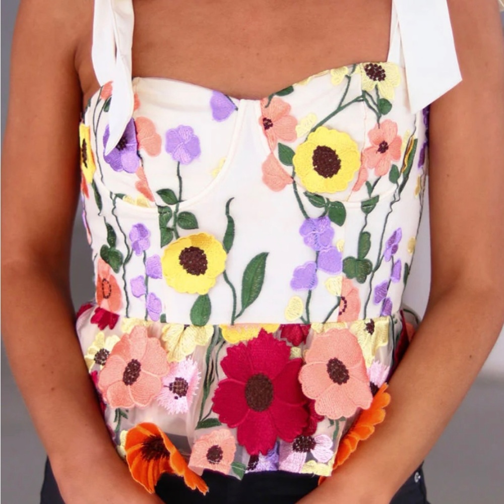 GARDEN DREAMS FLORAL EMBROIDERED TOP